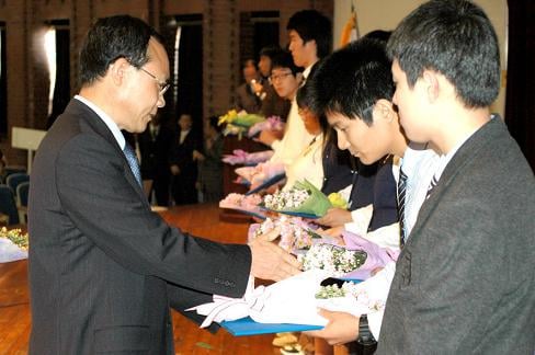 ↑ 성완종 서산장학재단 이사장이 장학금을 전달하고 잇다.