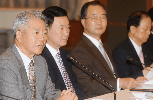 전경련이 12일 여의도 전경련회관 경제인클럽에서 개최한 '제3차 경제정책위원회'에서 현재현 동양그룹 회장(경제정책위원회 위원장)이 인사말을 하고 있다. 사진 왼쪽부터 현재현 동양그룹 회장, 한상률 국세청장, 최도석 삼성전자 사장, 이종희 대한항공 사장.