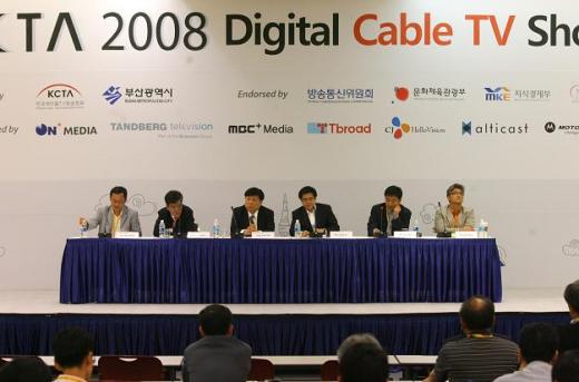 ▲12일 부산에서 열린 KCTA 오픈세션에서 참석자들이 '컨버전스에 따른 공정경쟁 정책 방향과 경쟁력 확보 방안'이라는 주제로 논의를 진행했다.