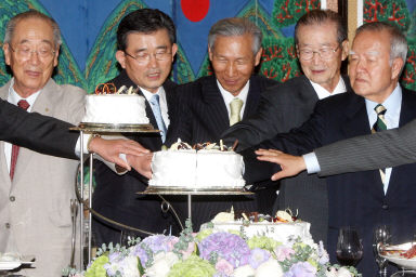 이성태 한국은행 총재(중앙)가 12일 한은창립 58주년 기념 리셉션에서 기념케익을 자르고 있다. /홍봉진 기자