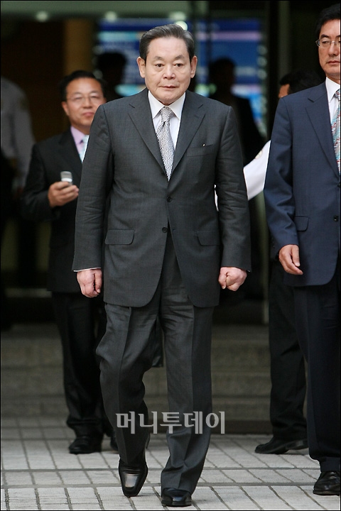 ↑ 6시간의 공판을 마치고 법정을 나서는 이건희 전 삼성그룹 회장. ⓒ임성균 기자