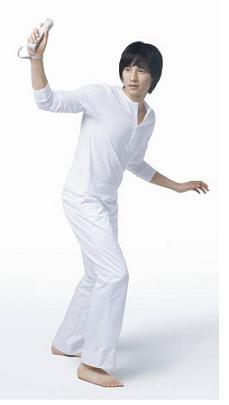 ▲닌텐도의 동작인식게임 '위'(Wii)는 기존의 조이스틱 대신 리모콘을 들고 직접 휘두를 수 있게 고안하는 등 독특한 인터페이스로 세계 게임업계에 혁신을 몰고 왔다.