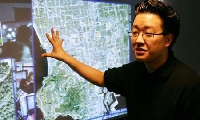 ▲한국계 미국인 제프 한이 발표한 멀티터치스크린. 마이크로소프트의 타블릿 PC보다 혁신적인 제품으로 평가받고 있다.