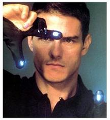 ▲IT기술의 진화가 야기할 미래사회의 모습을 그린 영화 '마이너리티 리포트'의 한 장면. 주인공 톰 크루즈가 물리적 형체가 없는 PC를 조작하고 있다.