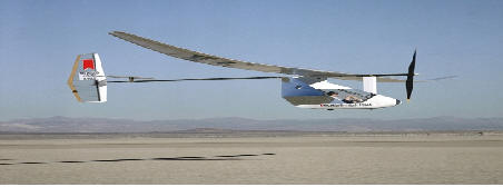 13일 서울 대방동 공군회관에서 정병철 전경련 상근부회장(사진 왼쪽)이 오창환 공군 참모차장에게 공군 인력비행기 제작 프로젝트 지원금으로 1억5000만원을 전달하고 있다.