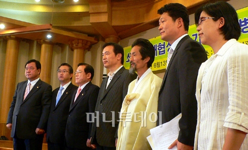▲(왼쪽부터)류근찬 김종률 최인기 임태희 강기갑 송영길 이영희 의원