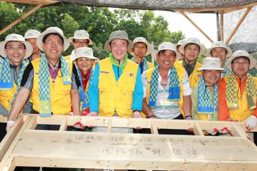 ↑한상률 국세청 청장(앞줄 왼쪽 두번째)과 국세청 임직원들은 14일 파주에서 '사랑의 집짓기' 행사에 참여했다.ⓒ국세청