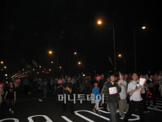 ↑ 마포대교를 건너는 촛불시위대