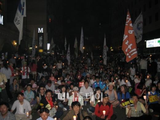 ↑ 한나라당사 진입로에 모여앉은 촛불시위대