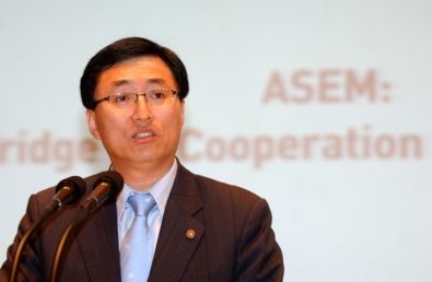 최중경 재정부 차관이 15일 제주 신라호텔에서 아시아유럽정상회의(ASEM) 국제컨퍼런스에서 개회사를 하고 있다.