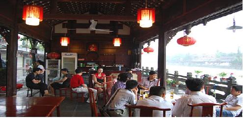 ↑관광객들이 14일 서남쪽 두쟝엔 시에서 쉬고 있다. 14일은 세 번째 국가 문화유산의 날이었다.