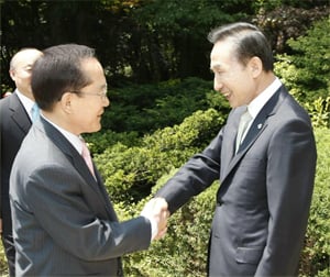 이명박 대통령과 이회창 자유선진당 총재가 15일 청와대에서 오찬 회동을 갖고 악수를 나누고 있다. ⓒ청와대 사진기자단