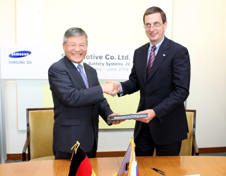 김순택 삼성SDI 사장(왼쪽)과 베른트 보오 보쉬 자동차전장그룹 회장이 하이브리드 전기자동차용 2차전지 합작회사를 설립키로 계약한 후 악수하고 있다.