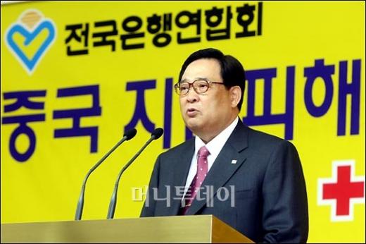 ↑대한적십자사 이세웅 총재가 중국 쓰촨성 지진 피해 복구를 위한 이야기를 하고 있다.