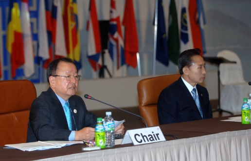 강만수 기획재정부 장관(왼쪽)이 16일 제주 국제컨벤션센터(ICC)에서 아시아유럽정상회의(ASEM) 재무장관회의 개회사를 하고 있다.