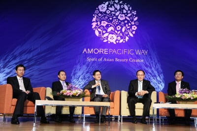 ↑아모레퍼시픽은 지난 2월 기업문화 핵심가치이자 구성원들의 행동기준이 되는 ‘아모레퍼시픽웨이’를 선포했다.