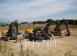 ▲건설노조 파업으로 운영을 중단한 파주신도시내 굴삭기들