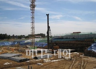 ▲터파기 공사가 한창인 파주신도시. 덤프트럭, 굴삭기 등 
중장비 운영이 중단돼 한산하다.