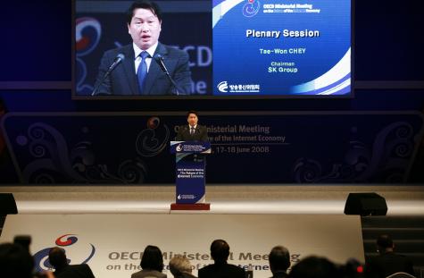 최태원 SK그룹 회장이 17일 서울 코엑스에서 열린 경제협력개발기구(OECD) 장관회의에서 개막연설을 하고 있다.