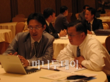 추강펑 와이어스 박사(오른쪽)과 면담중인 김종묵 바이로메드 연구소장