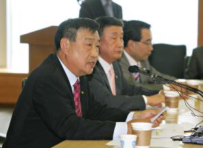 이희범 무역협회장(왼쪽 첫번째)이 
17일 오후 서울 삼성동 무역센터에서 
화물운송 조기정상화를 위한 호소문을 
발표하고 있다.