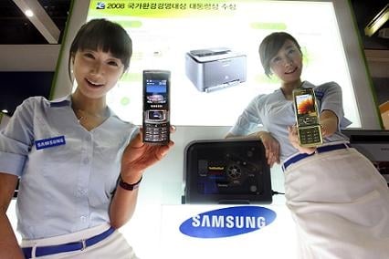 ▲ 17일 서울 코엑스에서 개막한 'WIS 2008' 전시회에서 삼성전자 전시 도우미들이 소울폰과 옴니아, 풀HD캠코더를 시연하고 있다.