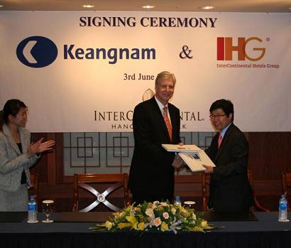 ↑ 인터컨티넨탈 그룹 Paul Logan 부사장(동남아 & 한국 개발담당, IHG)이 경남기업 이영 상무(해외개발사업임원)와 계약서에 서명하고 있다.