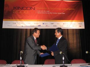 ↑유창무 무역협회 상근부회장과 데이비드 장 KIN 회장이 한민족 경제네트워크 구축사업 공동협력을 위한 MOU를 체결하고 있다.