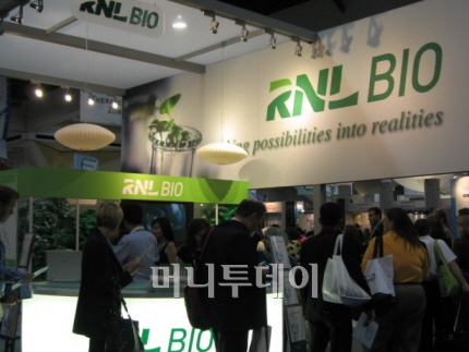 알앤엘바이오 전시부스, 알앤엘바이오는 홍보용으로 여름 샌달 '크록스'를 나눠줘 방문객들이 줄을 이었다.