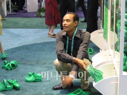 참관객들이 알앤앨바이오 부스에서 나눠주는 여름용 샌달 '크록스'를 받고 있다.