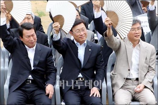 ↑이윤호 지식경제부 장관(가운데)이 '에너지 절약 실천 국민행동' 발족식에 참석해 부채를 흔들고 있다.