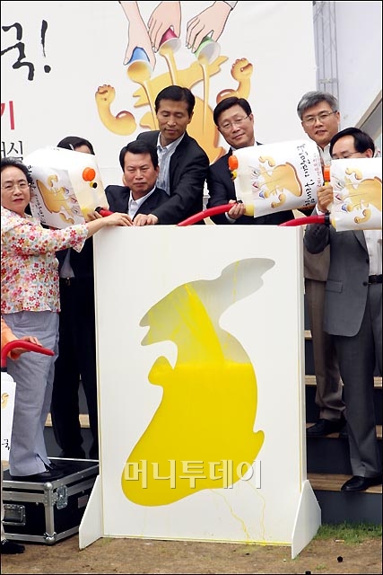 ↑에너지시민연대 이덕승 공동대표를 비롯, 경제4단체(전경련, 대한상의, 무역협회, 중소기업중앙회) 대표와 이윤호 지식경제부 장관이 한반도 모양의 석유통에 석유를 채우고 있다.