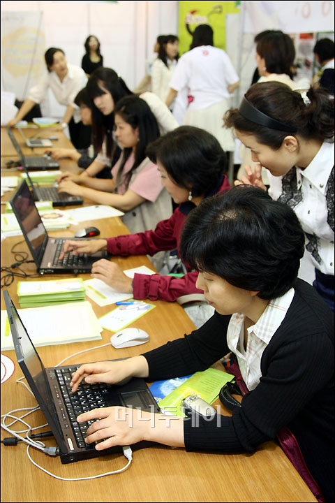 ↑3040여성취업창업박람회에 참석해 여성들이 e-캠퍼스에서 온라인 교육을 체험하고 있다.