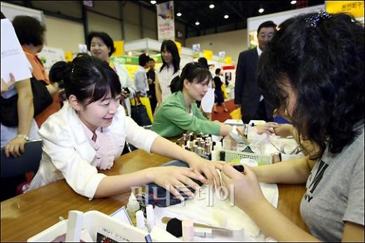 ↑3040여성취업창업박람회에 참석한 여성들이 네일아트를 체험하고 있다.