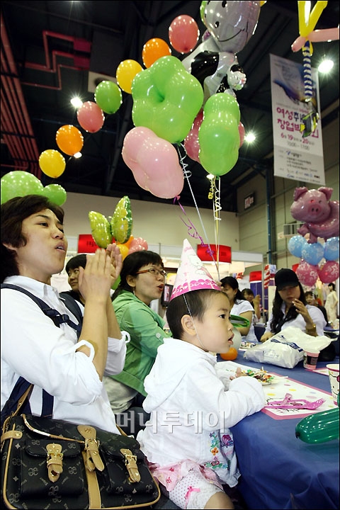 ↑3040여성취업창업박람회에 참석한 여성들이 키즈파티 행사를 체험하고 있다.