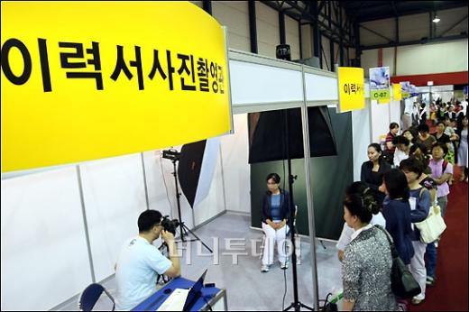 ↑3040여성취업창업박람회에 참석한 여성들이 이력서 사진을 촬영하고 있다.