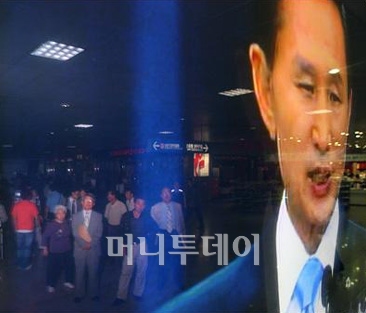 ↑ 19일 오후 서울역 대합실에서 시민들이 이명박 대통령의 미국산 쇠고기 수입문제와 관련한 대국민담화 발표를 TV뉴스를 통해 시청하고 있다. ⓒ이명근 기자