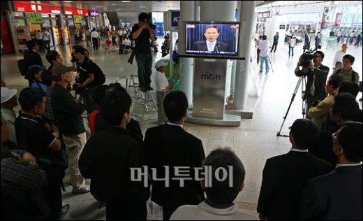 ↑ 시민들이 이명박 대통령의 대국민담화를 시청하고 있다 ⓒ이명근 기자