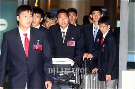 ↑인천공항으로 입국한 북한대표팀 정대세(가운데)와 안영학(오른쪽 두번째)
