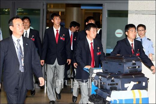 ↑북한축구대표팀이 19일 10시10분경 인천국제공항 A게이트로 입국하고 있다.
