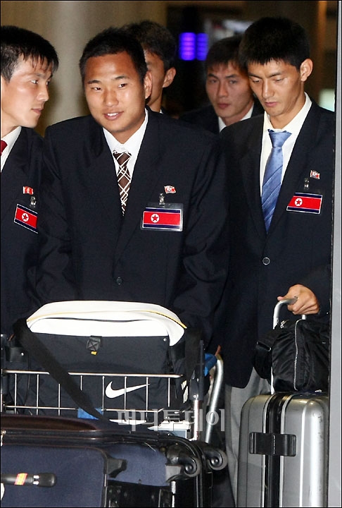 ↑북한축구대표팀 정대세와 안영학이 동료들과 함께 입국하고 있다.