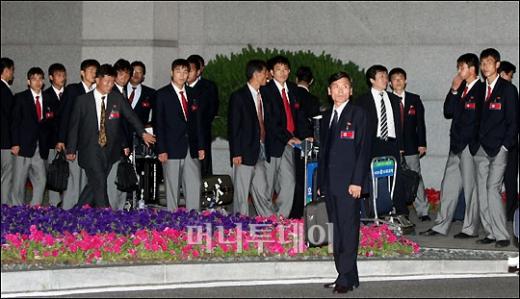 ↑인천국제공항을 통해 입국한 북한축구대표팀