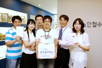 ▲ ‘금요일의 점심’ 행사에 참여한 오석주 대표(오른쪽에서 두번째)와 직원들.