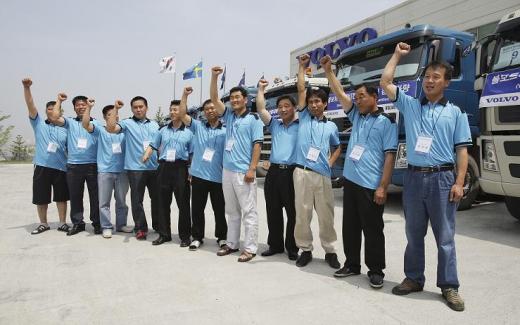▲20일 오전 '트럭 연비왕 선발대회' 참가자들이 경기도 동탄 볼보트럭코리아 본사에서 화이팅을 외치고 있다.