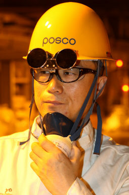 ↑제어실에서 취련 작업을 수행하고 있다.