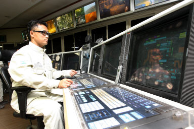 ↑현장 작업 모습. 섭씨 40도씨를 웃도는 작업장을 수시로 드나들어야 한다.