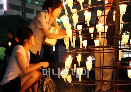 ↑19일 오후 서울시청 앞 광장에서 열린 미국산 쇠고기수입 반대 촛불집회에 참석한 시민들이 촛불 탑을 바라보고 있다. ⓒ홍봉진 기자
