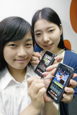 ▲ '멀티팝업 터치'서비스를 활용해 휴대폰 대기
화면을 꾸미는 모습