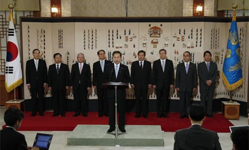 ↑ 지난 20일 오후 이명박 대통령이 정정길 대통령실장을 비롯한 청와대 2기 수석진을 발표하고 있다. ⓒ청와대 사진기자단