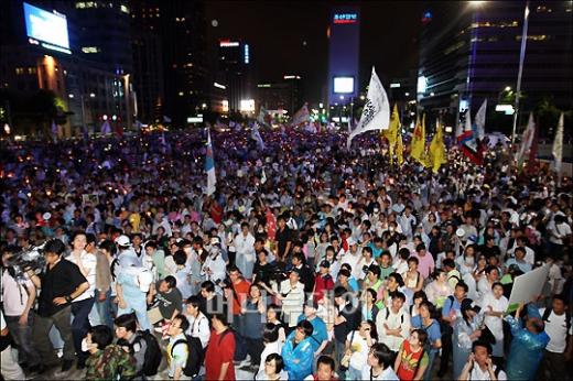 ↑전경버스위로 올라갔던 시민들이 내려 오고 있다.